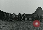 Image Les parachutistes des États-Unis cherchent des indications auprès de la population locale Holland Hollande, 1944, de la seconde 44 séquences d'archives historiques vidéo 65675038888