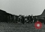 Image Les parachutistes des États-Unis cherchent des indications auprès de la population locale Holland Hollande, 1944, de la seconde 45 séquences d'archives historiques vidéo 65675038888