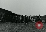 Image Les parachutistes des États-Unis cherchent des indications auprès de la population locale Holland Hollande, 1944, de la seconde 46 séquences d'archives historiques vidéo 65675038888