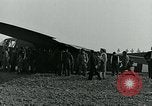 Image Les parachutistes des États-Unis cherchent des indications auprès de la population locale Holland Hollande, 1944, de la seconde 47 séquences d'archives historiques vidéo 65675038888