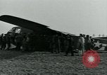 Image Les parachutistes des États-Unis cherchent des indications auprès de la population locale Holland Hollande, 1944, de la seconde 48 séquences d'archives historiques vidéo 65675038888