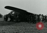 Image Les parachutistes des États-Unis cherchent des indications auprès de la population locale Holland Hollande, 1944, de la seconde 49 séquences d'archives historiques vidéo 65675038888