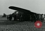 Image Les parachutistes des États-Unis cherchent des indications auprès de la population locale Holland Hollande, 1944, de la seconde 50 séquences d'archives historiques vidéo 65675038888