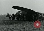Image Les parachutistes des États-Unis cherchent des indications auprès de la population locale Holland Hollande, 1944, de la seconde 51 séquences d'archives historiques vidéo 65675038888