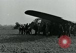 Image Les parachutistes des États-Unis cherchent des indications auprès de la population locale Holland Hollande, 1944, de la seconde 52 séquences d'archives historiques vidéo 65675038888