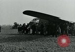 Image Les parachutistes des États-Unis cherchent des indications auprès de la population locale Holland Hollande, 1944, de la seconde 53 séquences d'archives historiques vidéo 65675038888