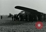 Image Les parachutistes des États-Unis cherchent des indications auprès de la population locale Holland Hollande, 1944, de la seconde 54 séquences d'archives historiques vidéo 65675038888