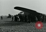 Image Les parachutistes des États-Unis cherchent des indications auprès de la population locale Holland Hollande, 1944, de la seconde 55 séquences d'archives historiques vidéo 65675038888