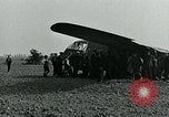 Image Les parachutistes des États-Unis cherchent des indications auprès de la population locale Holland Hollande, 1944, de la seconde 56 séquences d'archives historiques vidéo 65675038888