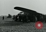 Image Les parachutistes des États-Unis cherchent des indications auprès de la population locale Holland Hollande, 1944, de la seconde 57 séquences d'archives historiques vidéo 65675038888