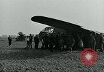 Image Les parachutistes des États-Unis cherchent des indications auprès de la population locale Holland Hollande, 1944, de la seconde 58 séquences d'archives historiques vidéo 65675038888