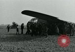 Image Les parachutistes des États-Unis cherchent des indications auprès de la population locale Holland Hollande, 1944, de la seconde 59 séquences d'archives historiques vidéo 65675038888