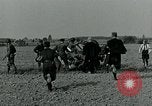 Image Les parachutistes des États-Unis cherchent des indications auprès de la population locale Holland Hollande, 1944, de la seconde 60 séquences d'archives historiques vidéo 65675038888
