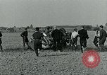 Image Les parachutistes des États-Unis cherchent des indications auprès de la population locale Holland Hollande, 1944, de la seconde 61 séquences d'archives historiques vidéo 65675038888