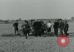 Image Les parachutistes des États-Unis cherchent des indications auprès de la population locale Holland Hollande, 1944, de la seconde 62 séquences d'archives historiques vidéo 65675038888
