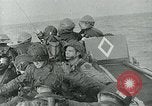 Image les troupes américaines faire assaut amphibie à Omaha Beach le Jour J Normandie France, 1944, de la seconde 1 séquences d'archives historiques vidéo 65675038892