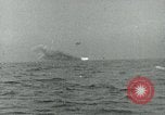 Image les troupes américaines faire assaut amphibie à Omaha Beach le Jour J Normandie France, 1944, de la seconde 10 séquences d'archives historiques vidéo 65675038892