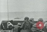 Image les troupes américaines faire assaut amphibie à Omaha Beach le Jour J Normandie France, 1944, de la seconde 18 séquences d'archives historiques vidéo 65675038892