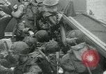 Image les troupes américaines faire assaut amphibie à Omaha Beach le Jour J Normandie France, 1944, de la seconde 23 séquences d'archives historiques vidéo 65675038892