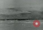 Image les troupes américaines faire assaut amphibie à Omaha Beach le Jour J Normandie France, 1944, de la seconde 26 séquences d'archives historiques vidéo 65675038892