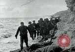 Image les troupes américaines et des prisonniers de guerre allemands en vertu des falaises de craie à Omaha Beach Normandie France, 1944, de la seconde 1 séquences d'archives historiques vidéo 65675038893