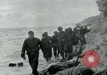 Image les troupes américaines et des prisonniers de guerre allemands en vertu des falaises de craie à Omaha Beach Normandie France, 1944, de la seconde 3 séquences d'archives historiques vidéo 65675038893