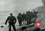 Image les troupes américaines et des prisonniers de guerre allemands en vertu des falaises de craie à Omaha Beach Normandie France, 1944, de la seconde 4 séquences d'archives historiques vidéo 65675038893
