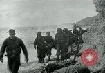 Image les troupes américaines et des prisonniers de guerre allemands en vertu des falaises de craie à Omaha Beach Normandie France, 1944, de la seconde 5 séquences d'archives historiques vidéo 65675038893