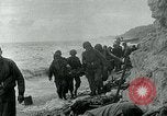 Image les troupes américaines et des prisonniers de guerre allemands en vertu des falaises de craie à Omaha Beach Normandie France, 1944, de la seconde 6 séquences d'archives historiques vidéo 65675038893