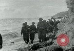 Image les troupes américaines et des prisonniers de guerre allemands en vertu des falaises de craie à Omaha Beach Normandie France, 1944, de la seconde 7 séquences d'archives historiques vidéo 65675038893