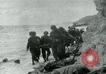 Image les troupes américaines et des prisonniers de guerre allemands en vertu des falaises de craie à Omaha Beach Normandie France, 1944, de la seconde 8 séquences d'archives historiques vidéo 65675038893