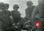 Image les troupes américaines et des prisonniers de guerre allemands en vertu des falaises de craie à Omaha Beach Normandie France, 1944, de la seconde 9 séquences d'archives historiques vidéo 65675038893