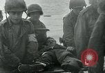 Image les troupes américaines et des prisonniers de guerre allemands en vertu des falaises de craie à Omaha Beach Normandie France, 1944, de la seconde 10 séquences d'archives historiques vidéo 65675038893