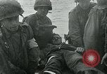 Image les troupes américaines et des prisonniers de guerre allemands en vertu des falaises de craie à Omaha Beach Normandie France, 1944, de la seconde 11 séquences d'archives historiques vidéo 65675038893