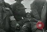 Image les troupes américaines et des prisonniers de guerre allemands en vertu des falaises de craie à Omaha Beach Normandie France, 1944, de la seconde 12 séquences d'archives historiques vidéo 65675038893