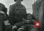 Image les troupes américaines et des prisonniers de guerre allemands en vertu des falaises de craie à Omaha Beach Normandie France, 1944, de la seconde 13 séquences d'archives historiques vidéo 65675038893