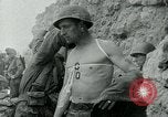 Image les troupes américaines et des prisonniers de guerre allemands en vertu des falaises de craie à Omaha Beach Normandie France, 1944, de la seconde 14 séquences d'archives historiques vidéo 65675038893