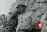Image les troupes américaines et des prisonniers de guerre allemands en vertu des falaises de craie à Omaha Beach Normandie France, 1944, de la seconde 15 séquences d'archives historiques vidéo 65675038893