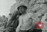 Image les troupes américaines et des prisonniers de guerre allemands en vertu des falaises de craie à Omaha Beach Normandie France, 1944, de la seconde 16 séquences d'archives historiques vidéo 65675038893