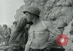 Image les troupes américaines et des prisonniers de guerre allemands en vertu des falaises de craie à Omaha Beach Normandie France, 1944, de la seconde 17 séquences d'archives historiques vidéo 65675038893