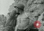 Image les troupes américaines et des prisonniers de guerre allemands en vertu des falaises de craie à Omaha Beach Normandie France, 1944, de la seconde 18 séquences d'archives historiques vidéo 65675038893