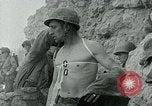 Image les troupes américaines et des prisonniers de guerre allemands en vertu des falaises de craie à Omaha Beach Normandie France, 1944, de la seconde 19 séquences d'archives historiques vidéo 65675038893