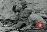 Image les troupes américaines et des prisonniers de guerre allemands en vertu des falaises de craie à Omaha Beach Normandie France, 1944, de la seconde 20 séquences d'archives historiques vidéo 65675038893