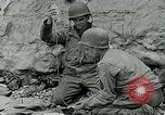Image les troupes américaines et des prisonniers de guerre allemands en vertu des falaises de craie à Omaha Beach Normandie France, 1944, de la seconde 21 séquences d'archives historiques vidéo 65675038893