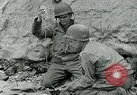 Image les troupes américaines et des prisonniers de guerre allemands en vertu des falaises de craie à Omaha Beach Normandie France, 1944, de la seconde 22 séquences d'archives historiques vidéo 65675038893
