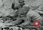 Image les troupes américaines et des prisonniers de guerre allemands en vertu des falaises de craie à Omaha Beach Normandie France, 1944, de la seconde 23 séquences d'archives historiques vidéo 65675038893