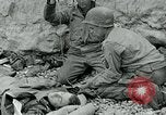 Image les troupes américaines et des prisonniers de guerre allemands en vertu des falaises de craie à Omaha Beach Normandie France, 1944, de la seconde 24 séquences d'archives historiques vidéo 65675038893