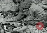 Image les troupes américaines et des prisonniers de guerre allemands en vertu des falaises de craie à Omaha Beach Normandie France, 1944, de la seconde 25 séquences d'archives historiques vidéo 65675038893