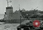 Image les troupes américaines et des prisonniers de guerre allemands en vertu des falaises de craie à Omaha Beach Normandie France, 1944, de la seconde 26 séquences d'archives historiques vidéo 65675038893