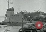 Image les troupes américaines et des prisonniers de guerre allemands en vertu des falaises de craie à Omaha Beach Normandie France, 1944, de la seconde 27 séquences d'archives historiques vidéo 65675038893